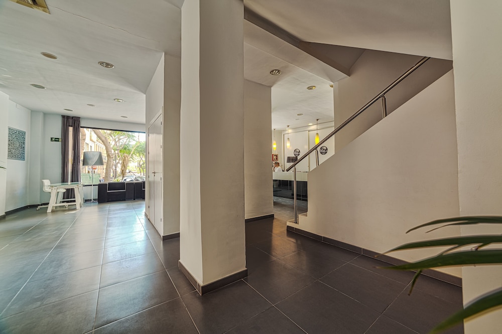 Hotel La Perla — Hotel building in Almeria, Andalusia