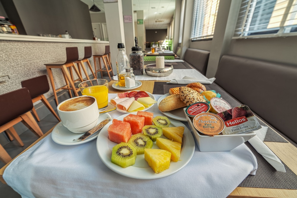 Hotel La Perla — Restaurant & bars in Almeria, Andalusia