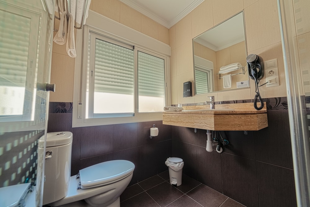 Hotel La Perla — Hotel rooms in Almeria, Andalusia