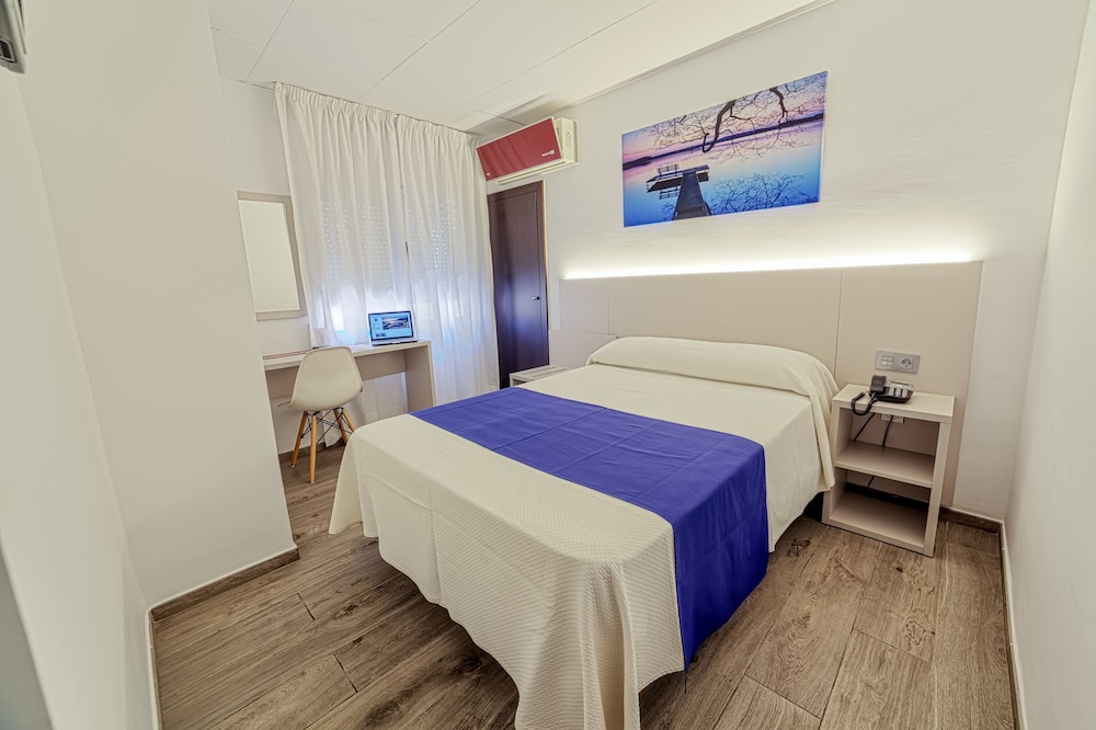 Hotel La Perla — Hotel rooms in Almeria, Andalusia