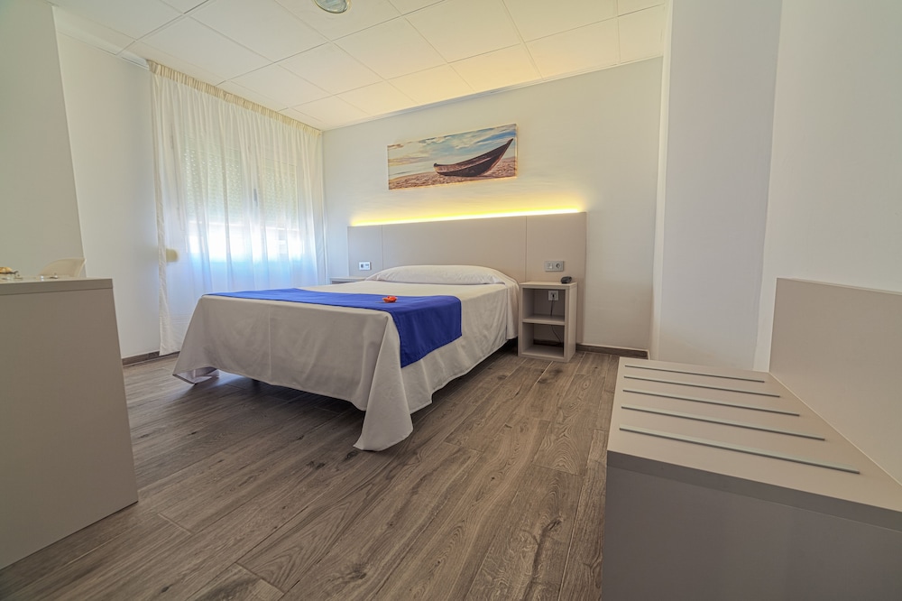 Hotel La Perla — Hotel rooms in Almeria, Andalusia
