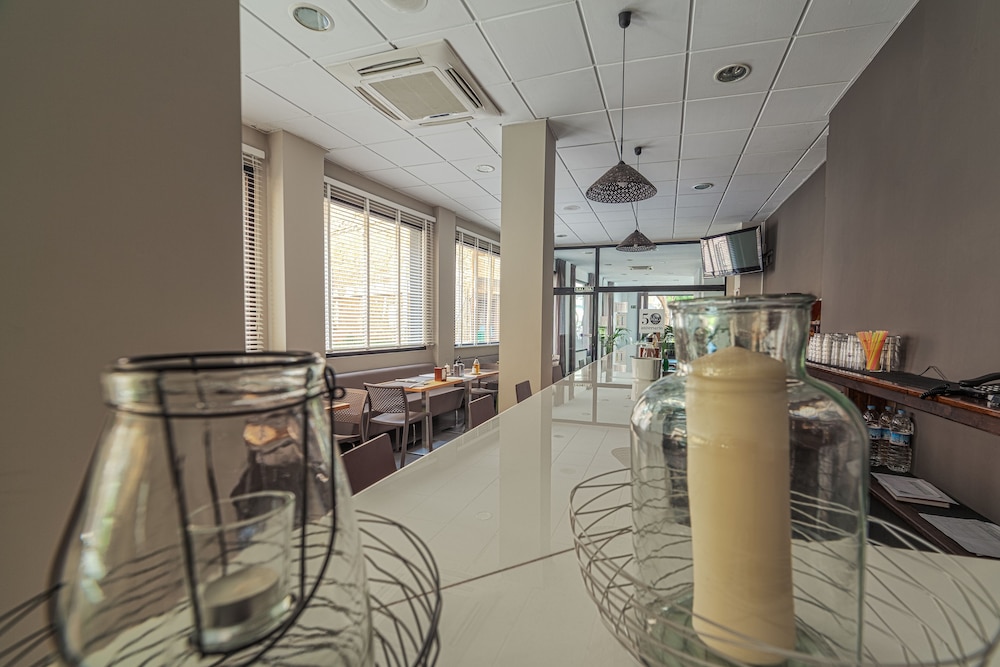 Hotel La Perla — Restaurant & bars in Almeria, Andalusia