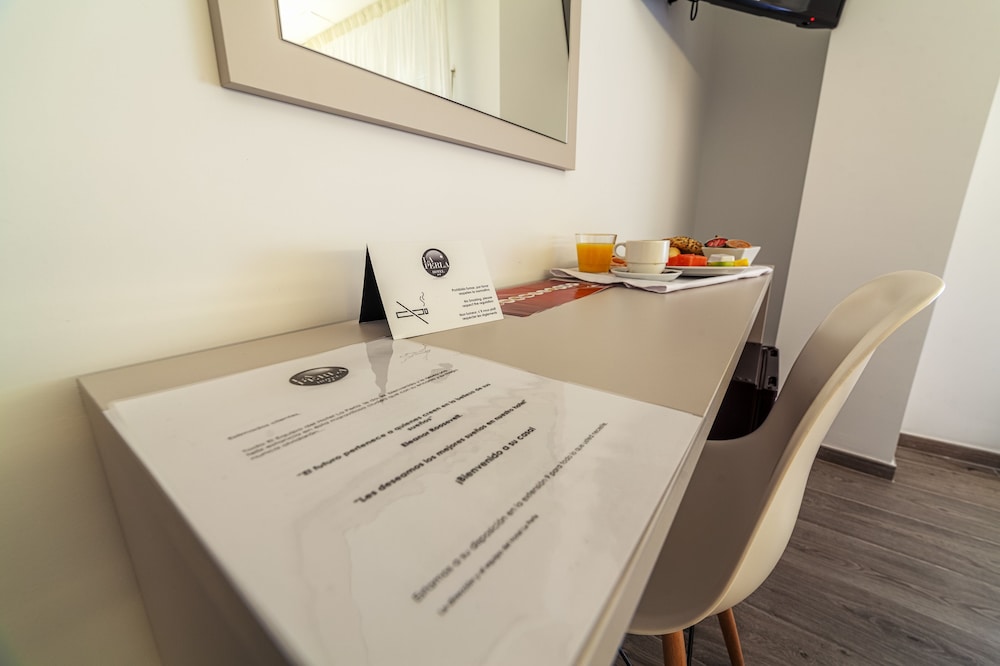 Hotel La Perla — Hotel rooms in Almeria, Andalusia