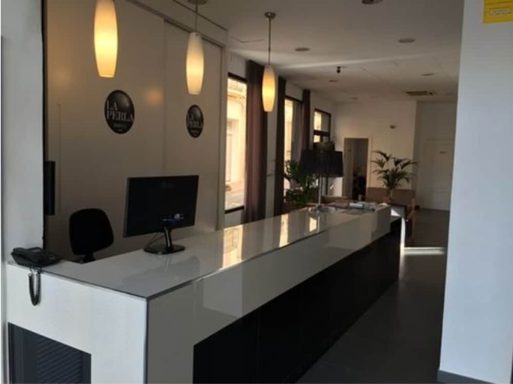 Hotel La Perla — Hotel building in Almeria, Andalusia