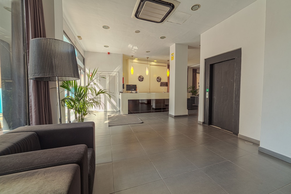 Hotel La Perla — Hotel building in Almeria, Andalusia