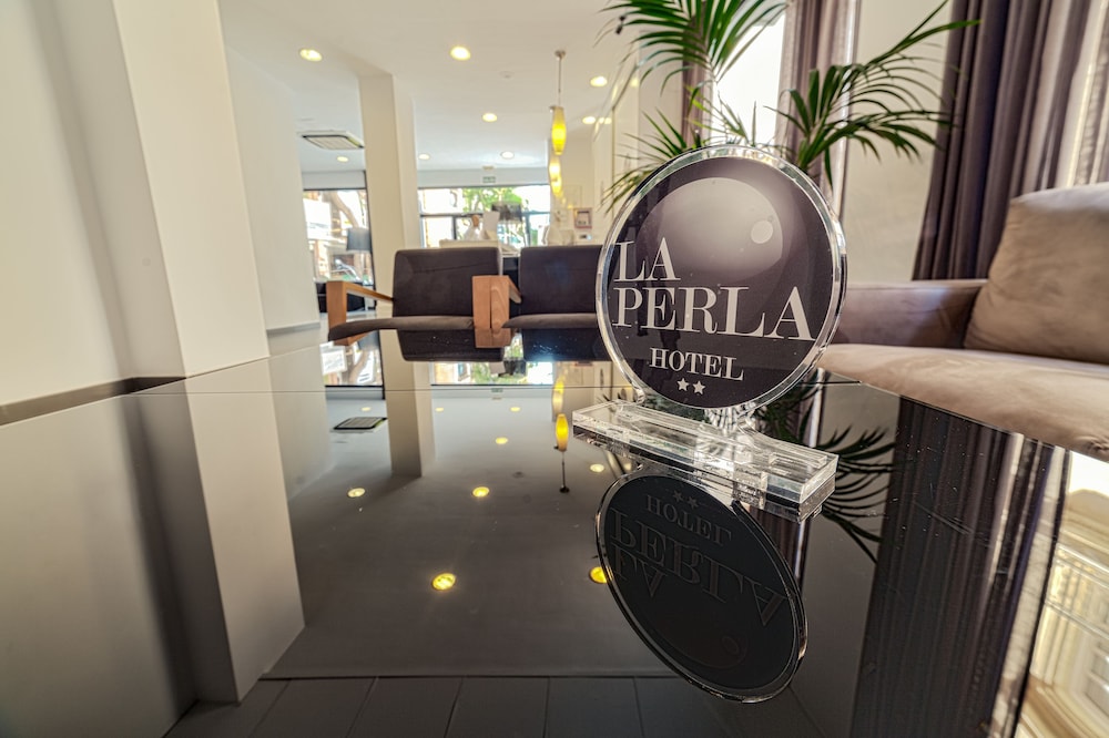 Hotel La Perla — Hotel building in Almeria, Andalusia