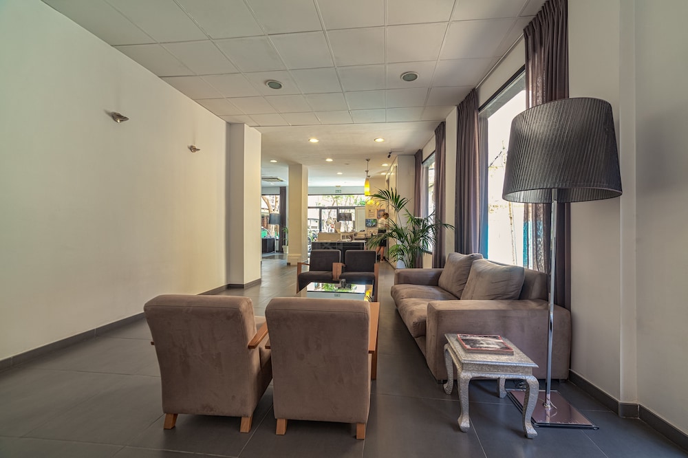 Hotel La Perla — Hotel building in Almeria, Andalusia