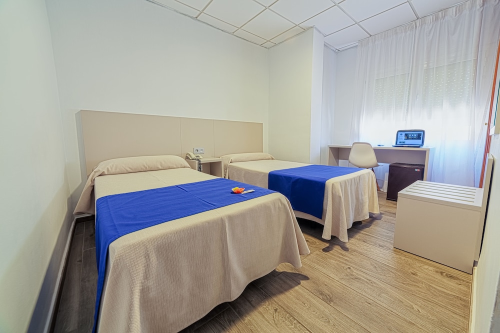 Hotel La Perla — Hotel rooms in Almeria, Andalusia
