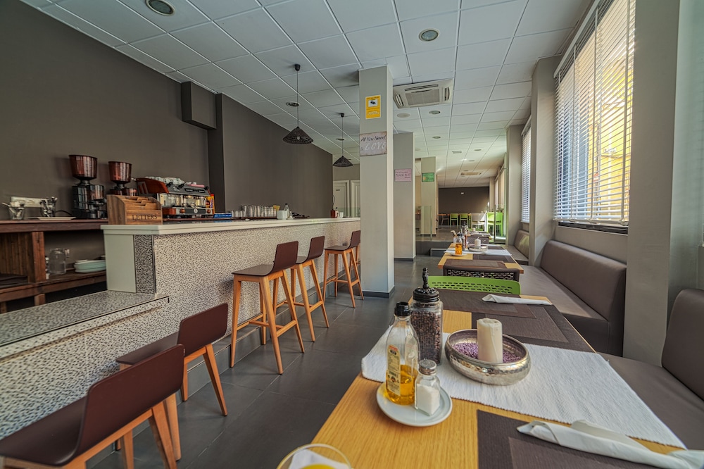 Hotel La Perla — Restaurant & bars in Almeria, Andalusia