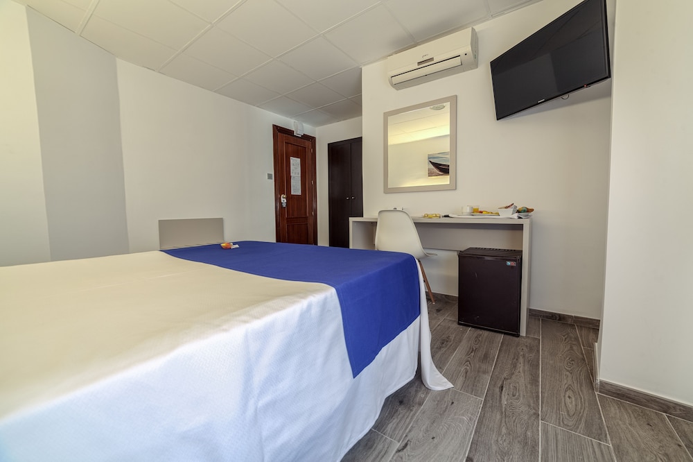 Hotel La Perla — Hotel rooms in Almeria, Andalusia