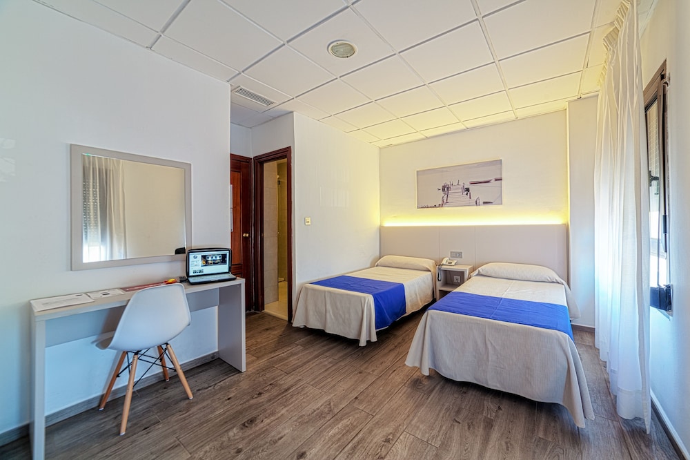 Hotel La Perla — Hotel rooms in Almeria, Andalusia