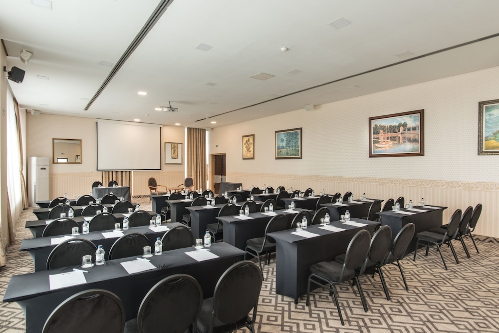 Expo Hotel Sofia — Hotel building in Sofia, Sofia (province)