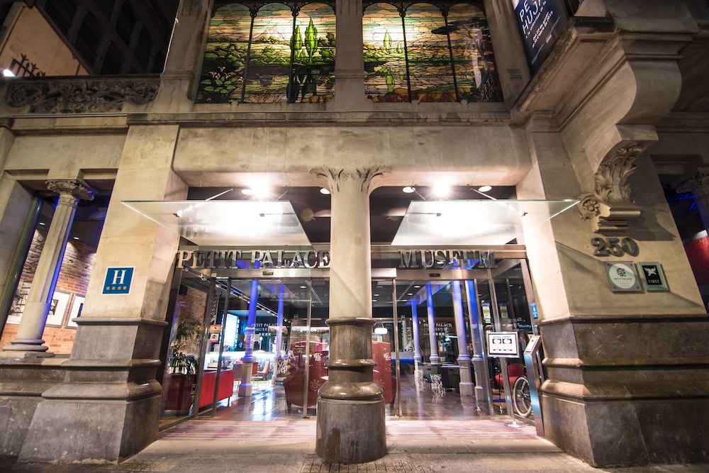 Petit Palace Museum — Hotel building in Barcelona, Catalonia