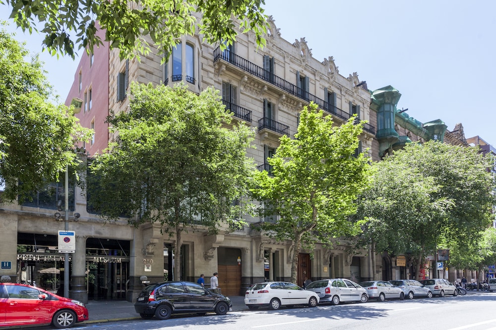 Petit Palace Museum — Hotel building in Barcelona, Catalonia