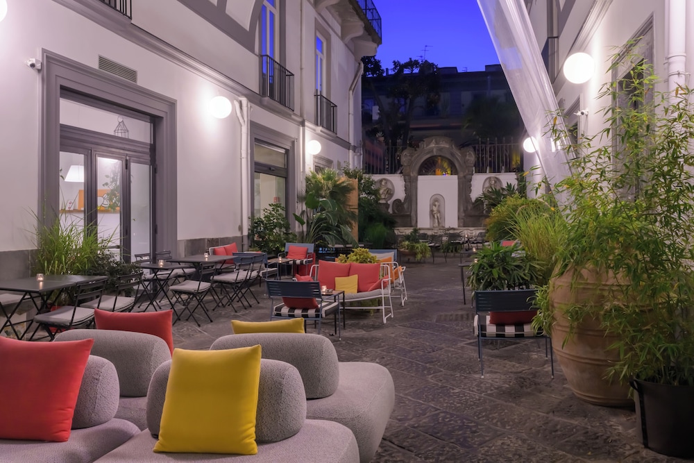 Hotel Piazza Bellini & Apartments — Restaurant & bars in Naples, Campania