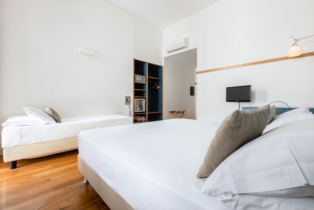 Hotel Piazza Bellini & Apartments — Hotel rooms in Naples, Campania