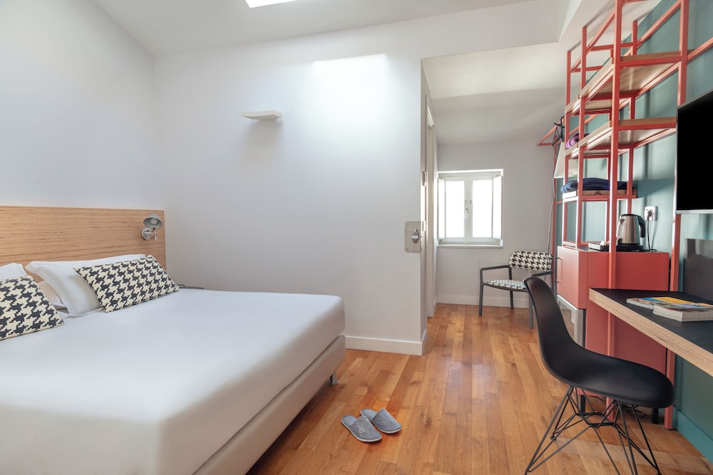 Hotel Piazza Bellini & Apartments — Hotel rooms in Naples, Campania