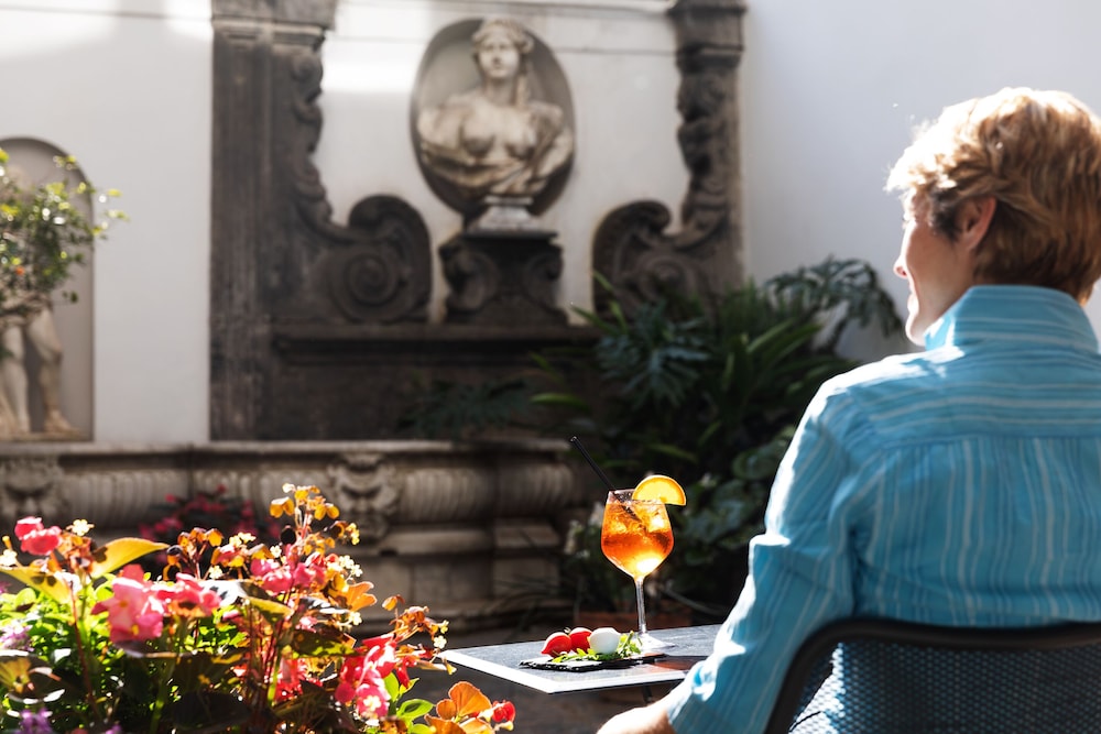 Hotel Piazza Bellini & Apartments — Restaurant & bars in Naples, Campania