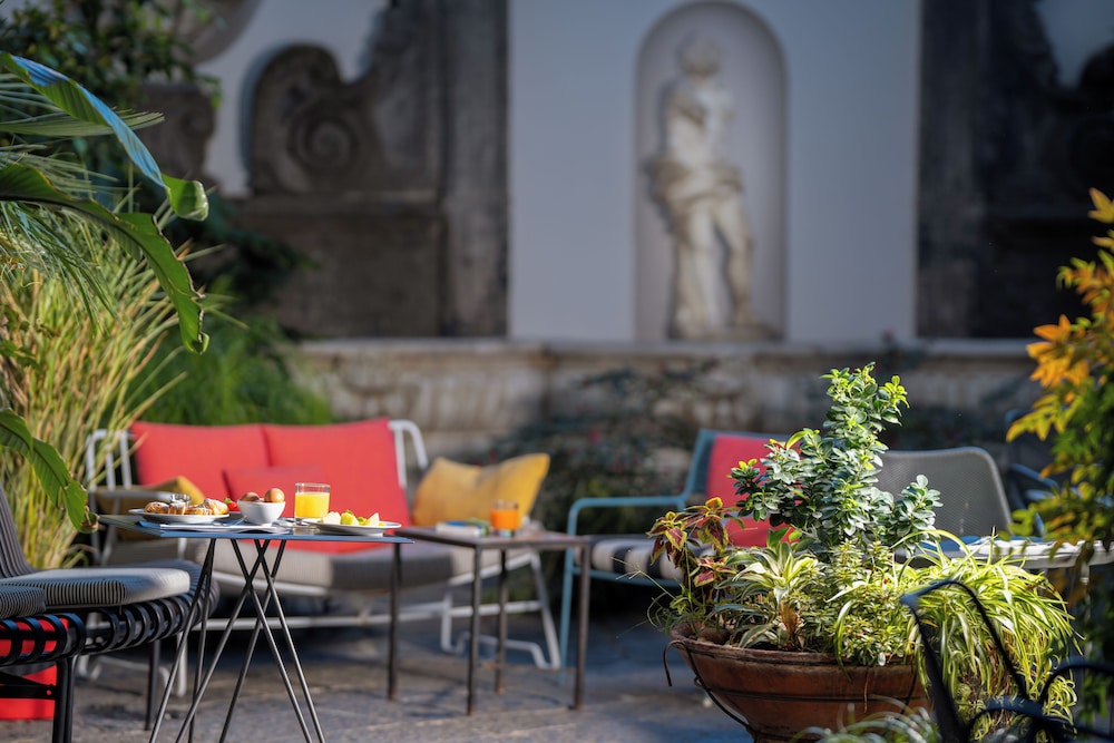 Hotel Piazza Bellini & Apartments — Restaurant & bars in Naples, Campania