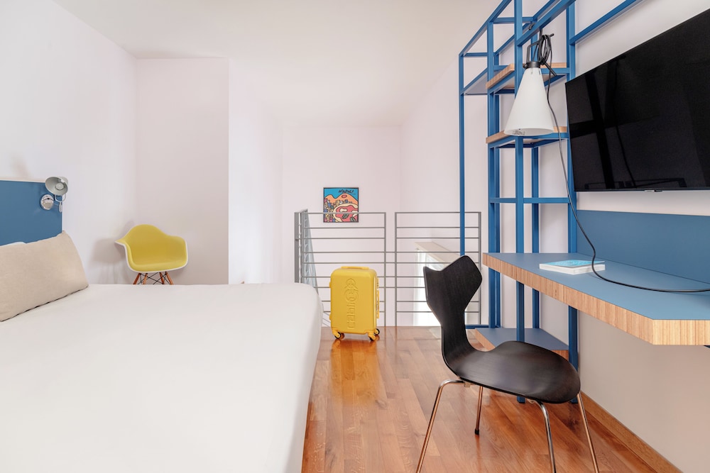 Hotel Piazza Bellini & Apartments — Hotel rooms in Naples, Campania