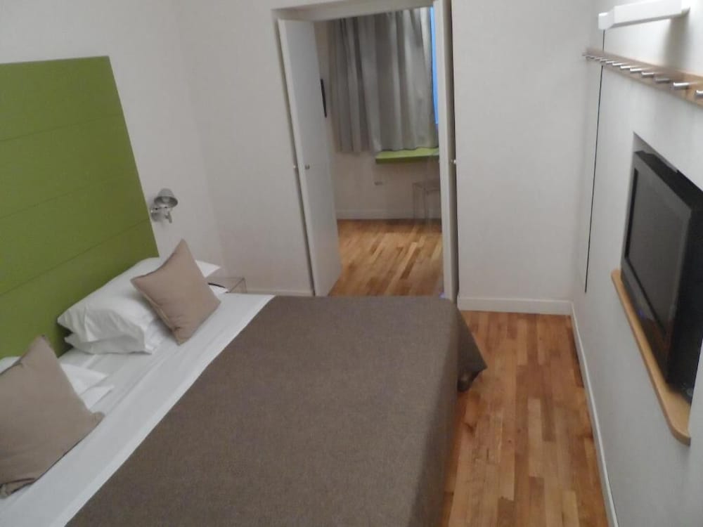 Hotel Piazza Bellini & Apartments — Hotel rooms in Naples, Campania