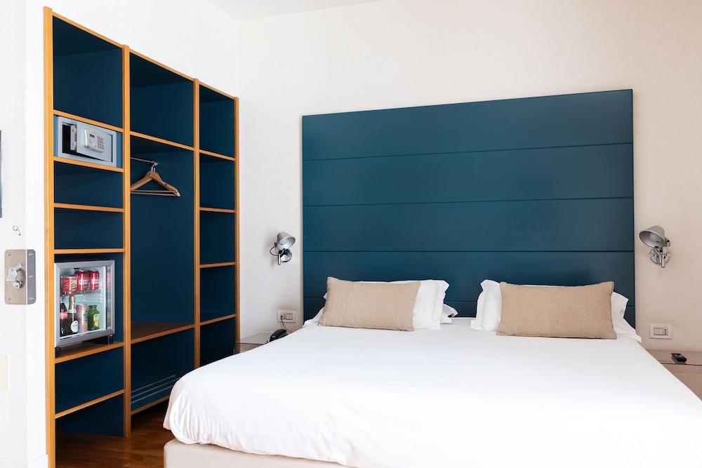 Hotel Piazza Bellini & Apartments — Hotel rooms in Naples, Campania