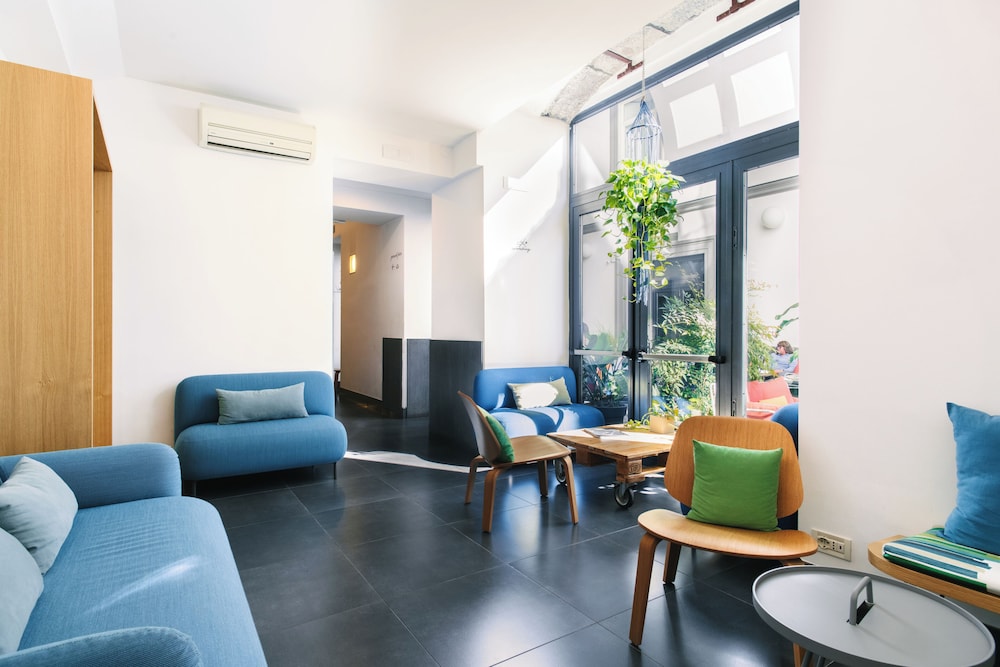 Hotel Piazza Bellini & Apartments — Hotel building in Naples, Campania