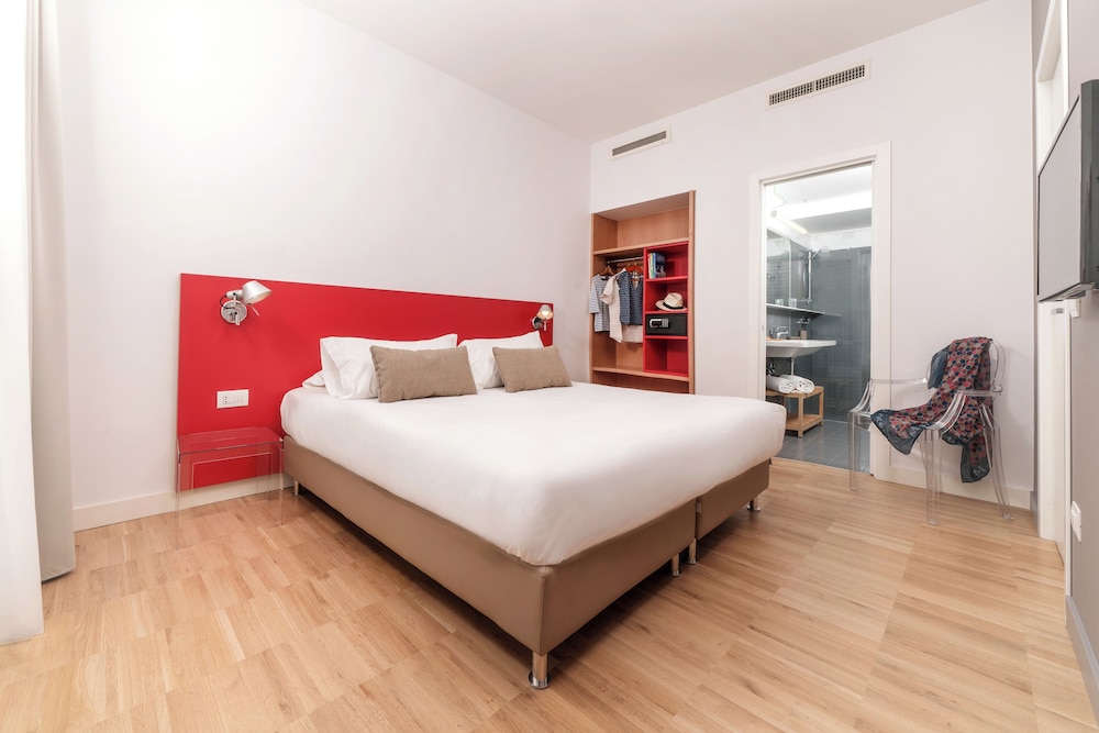 Hotel Piazza Bellini & Apartments — Hotel rooms in Naples, Campania