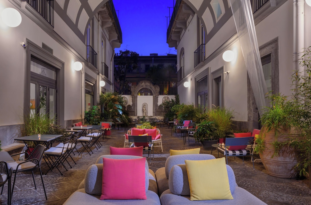 Hotel Piazza Bellini & Apartments — Restaurant & bars in Naples, Campania