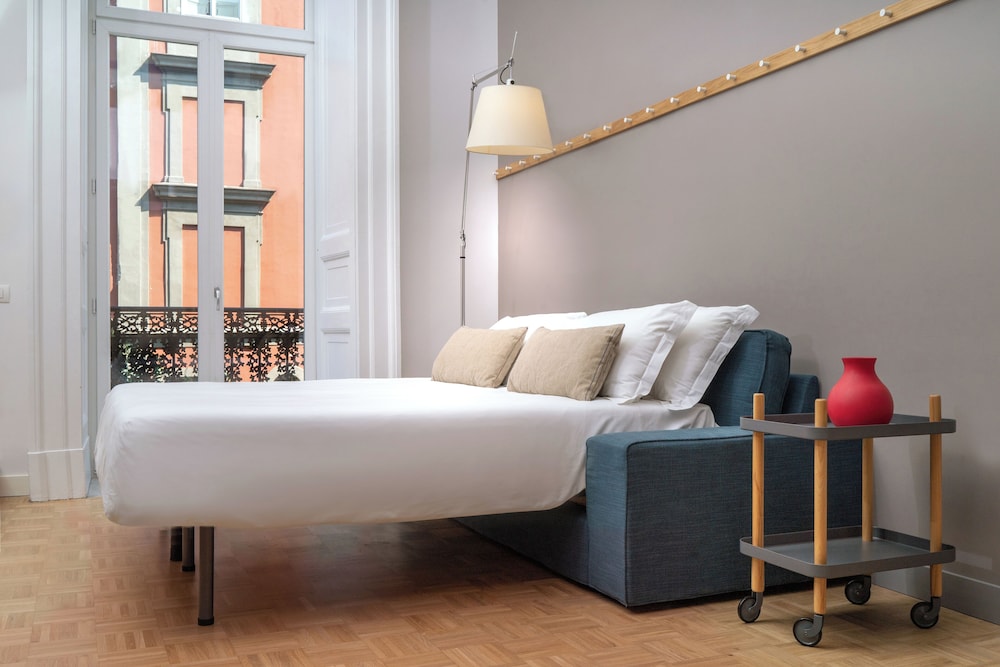 Hotel Piazza Bellini & Apartments — Hotel rooms in Naples, Campania