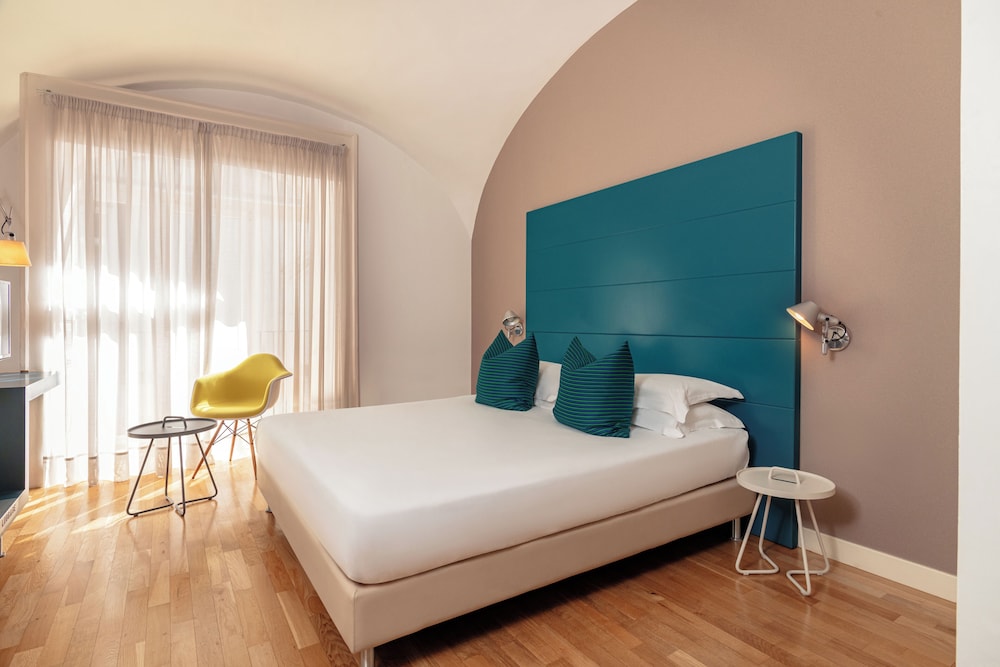 Hotel Piazza Bellini & Apartments — Hotel rooms in Naples, Campania
