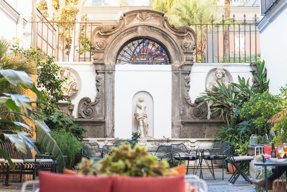 Hotel Piazza Bellini & Apartments — Restaurant & bars in Naples, Campania
