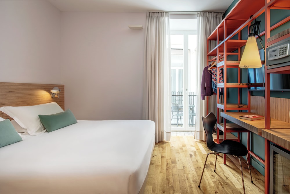 Hotel Piazza Bellini & Apartments — Hotel rooms in Naples, Campania