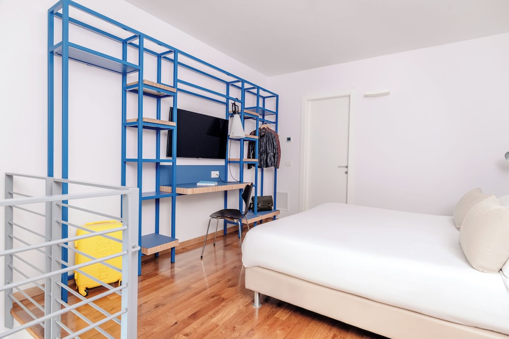 Hotel Piazza Bellini & Apartments — Hotel rooms in Naples, Campania