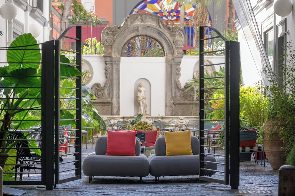 Hotel Piazza Bellini & Apartments — Restaurant & bars in Naples, Campania