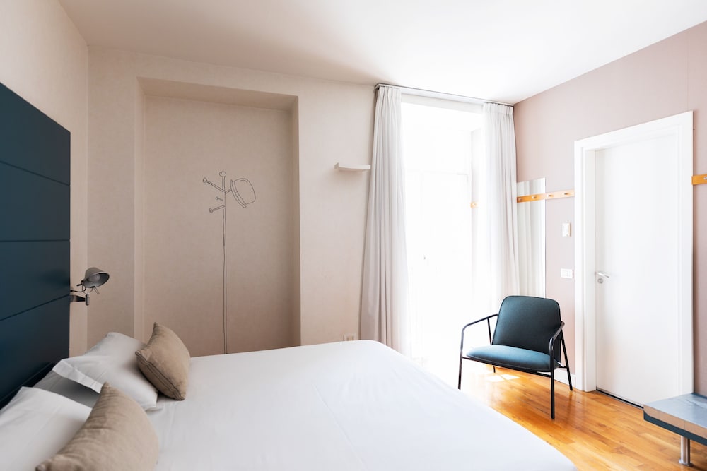 Hotel Piazza Bellini & Apartments — Hotel rooms in Naples, Campania