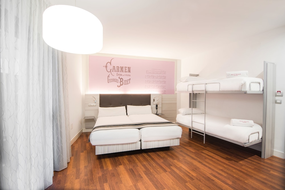 Petit Palace Boquería Garden — Hotel rooms in Barcelona, Catalonia