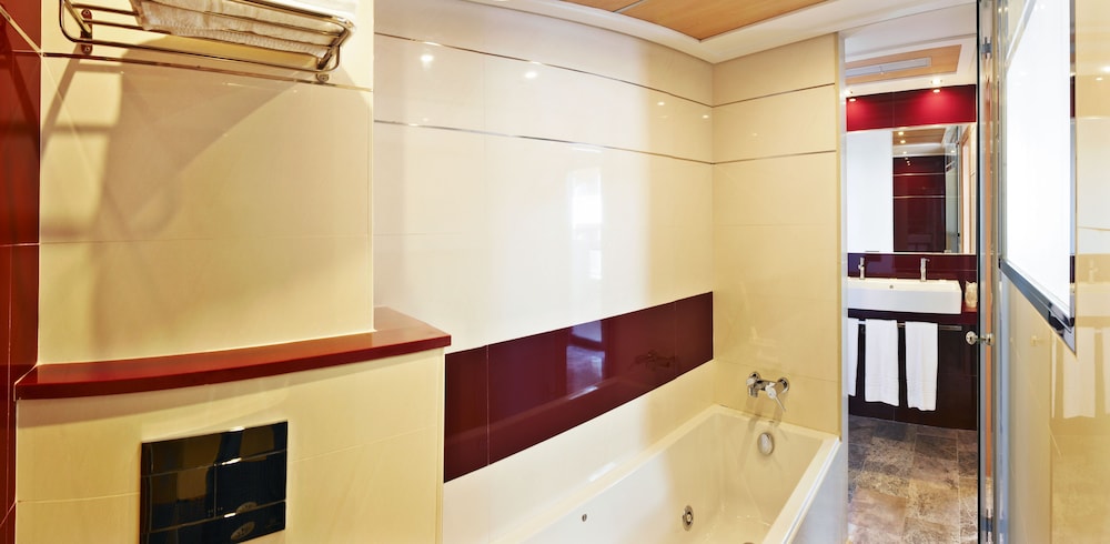 MLL Mediterranean Bay Hotel - Adults Only — Hotel rooms in Playa de Palma, Balearic Islands