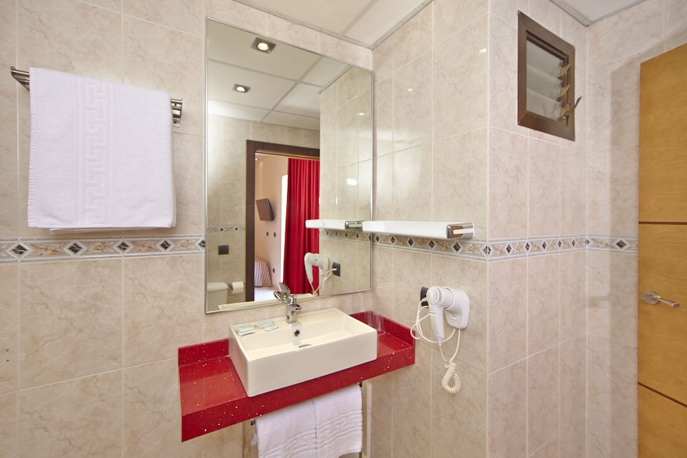 MLL Caribbean Bay Hotel — Hotel rooms in Playa de Palma, Balearic Islands