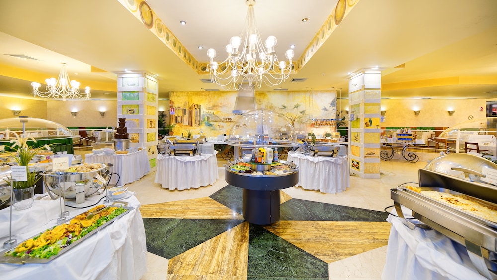 Bull Reina Isabel & Spa — Restaurant & bars in Las Palmas, Canary Islands
