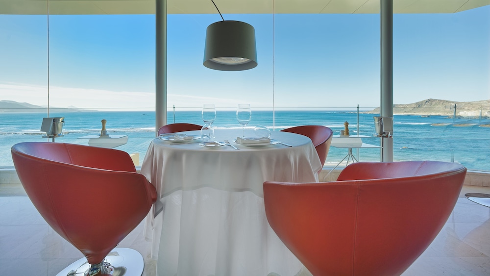 Bull Reina Isabel & Spa — Restaurant & bars in Las Palmas, Canary Islands