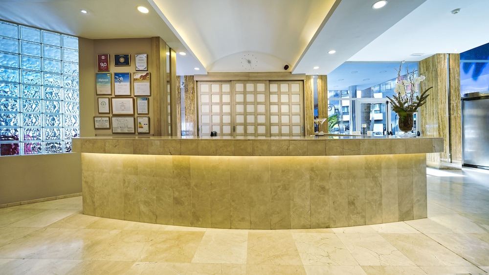 Bull Reina Isabel & Spa — Hotel building in Las Palmas, Canary Islands