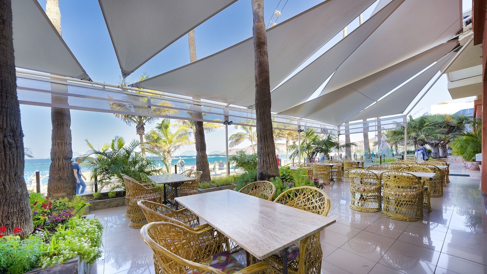 Bull Reina Isabel & Spa — Restaurant & bars in Las Palmas, Canary Islands