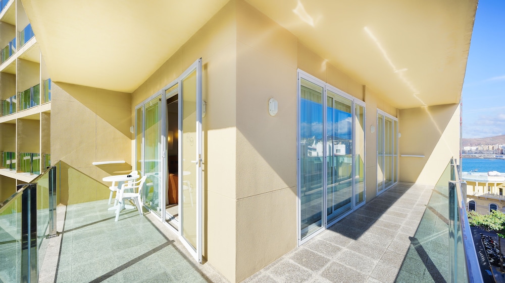 Bull Reina Isabel & Spa — Hotel building in Las Palmas, Canary Islands