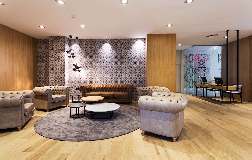 Catalonia Giralda Hotel — Hotel building in Seville, Andalusia