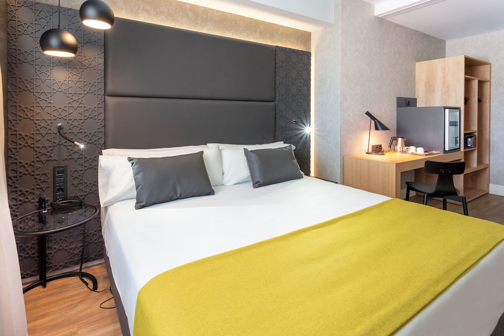 Catalonia Giralda Hotel — Hotel rooms in Seville, Andalusia