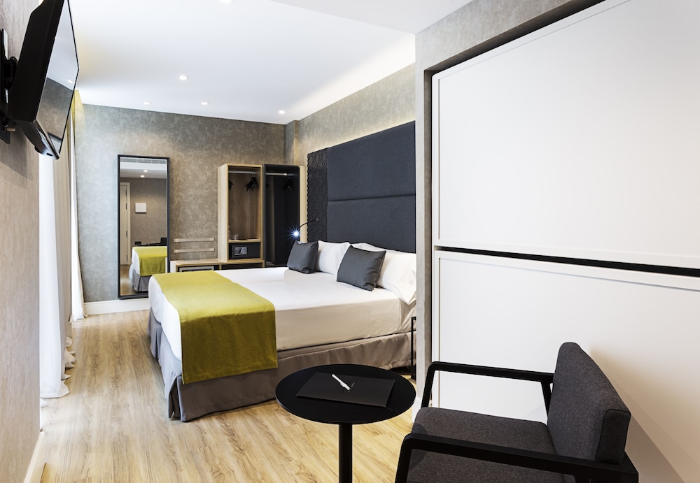Catalonia Giralda Hotel — Hotel rooms in Seville, Andalusia