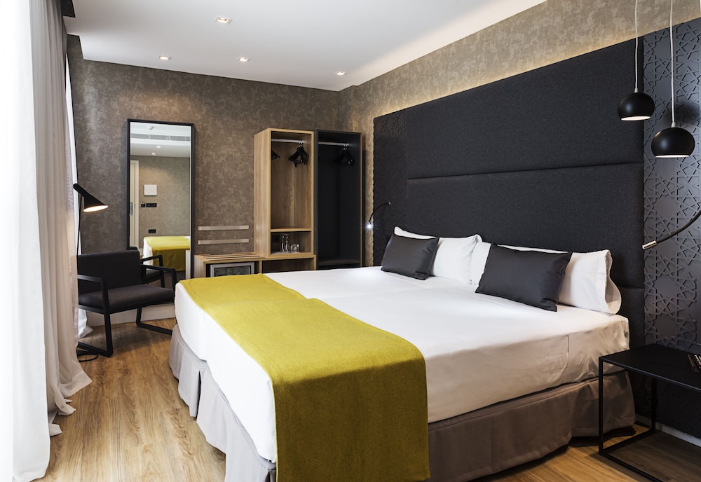 Catalonia Giralda Hotel — Hotel rooms in Seville, Andalusia