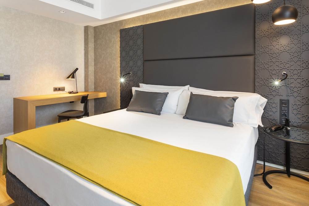 Catalonia Giralda Hotel — Hotel rooms in Seville, Andalusia