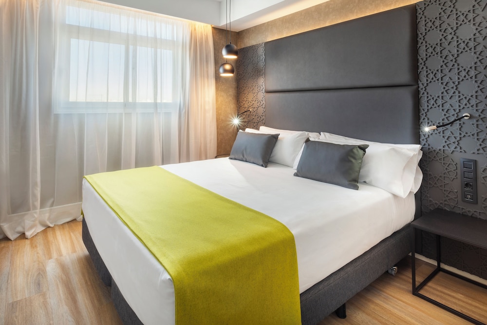 Catalonia Giralda Hotel — Hotel rooms in Seville, Andalusia